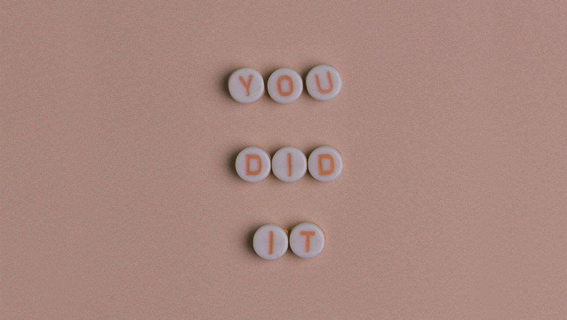 Fundo bege claro com letras formando as palavras you did it