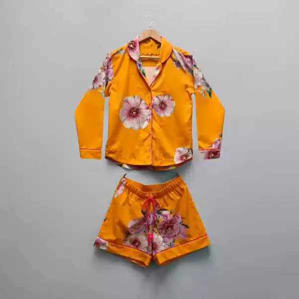 Conjunto pijama feminino Naps na estampa Tropicália, em tecido 100% algodão com toque acetinado e modelagem solta, composto por camisa manga longa e shorts
