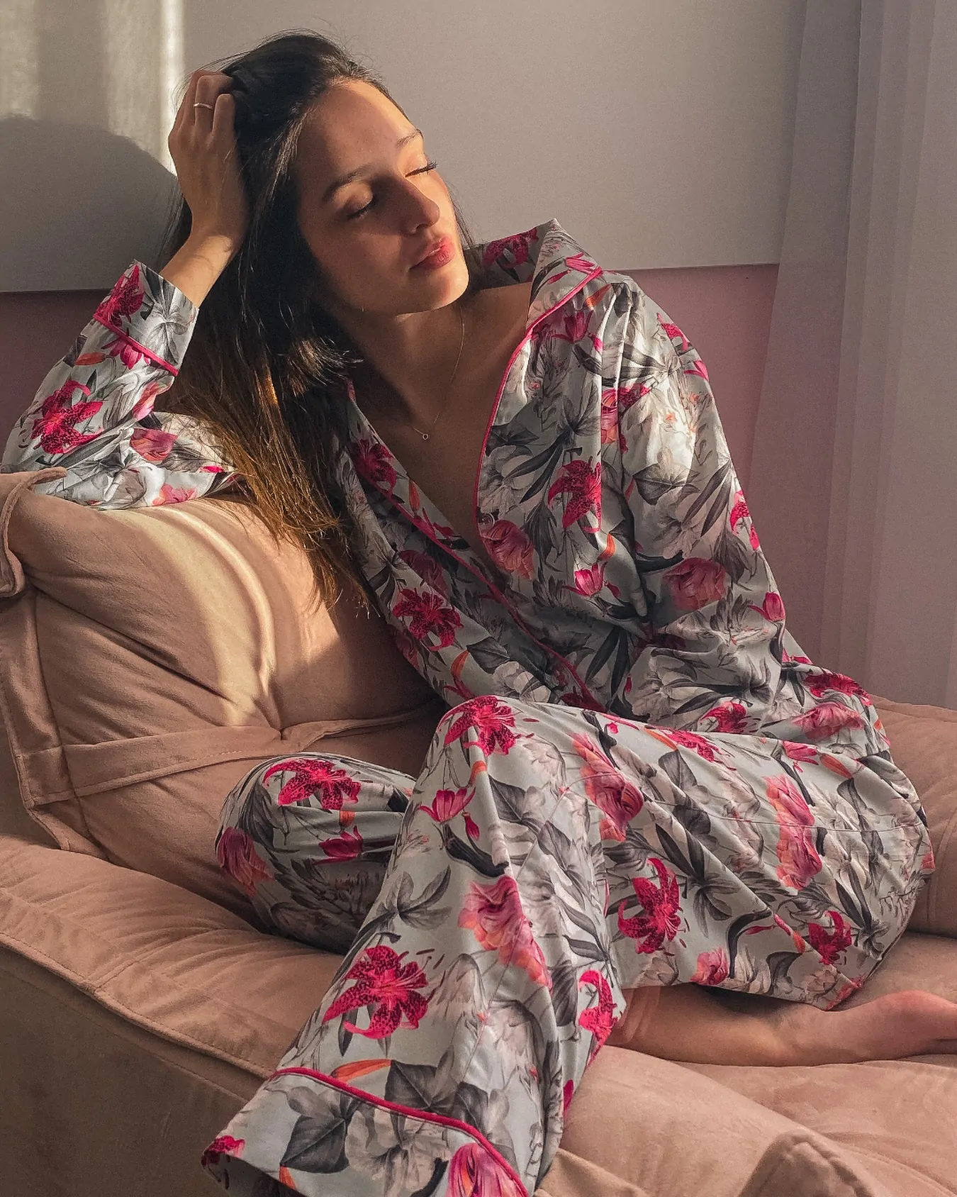 Umas das estampas mais queridinhas está de volta!!!Os lírios florescem em delicadeza, trazendo leveza e elegância a cada detalhe.Uma estampa que transforma o descanso em um momento especial, com suavidade que envolve e conforto que se sente ao vestir.Disponível novamente no site ✨#takenapsandrelax #naps #pijamasofisticado #sleepwear #confortoeestilo