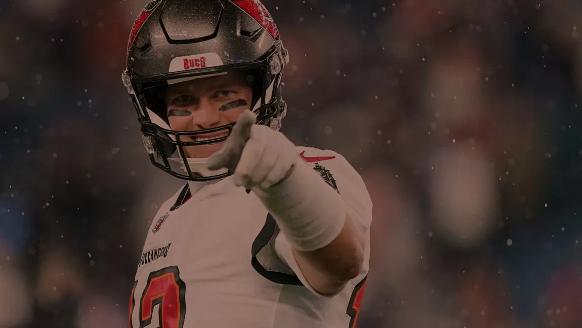 Tom Brady revela sua fórmula de sucesso, que inclui rotina de treinos, alimentação e o principal: uma boa noite de sono. Desvendamos sua rotina de sono, confira.
